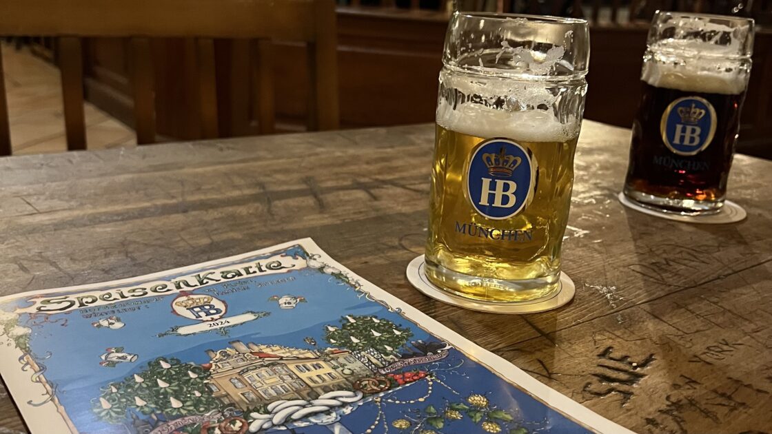 ドイツの南部バイエルン地方に位置するミュンヘンのホフブロイハウスとビール