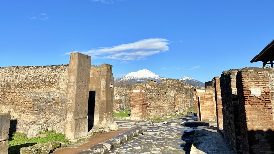 イタリアのナポリ近郊の古代都市ポンペイとヴェスヴィオ火山