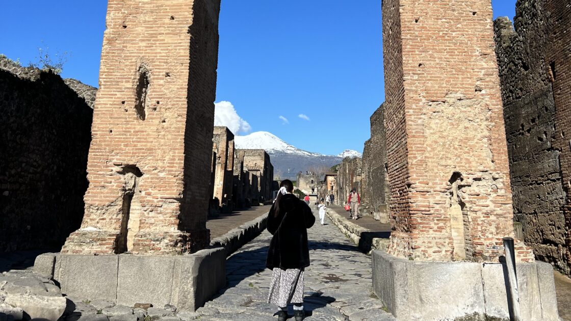 イタリアのナポリ近郊の古代都市ポンペイとヴェスヴィオ火山