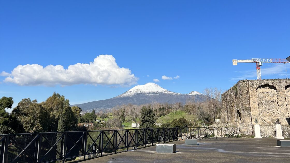 イタリアのナポリ近郊の古代都市ポンペイとヴェスヴィオ火山
