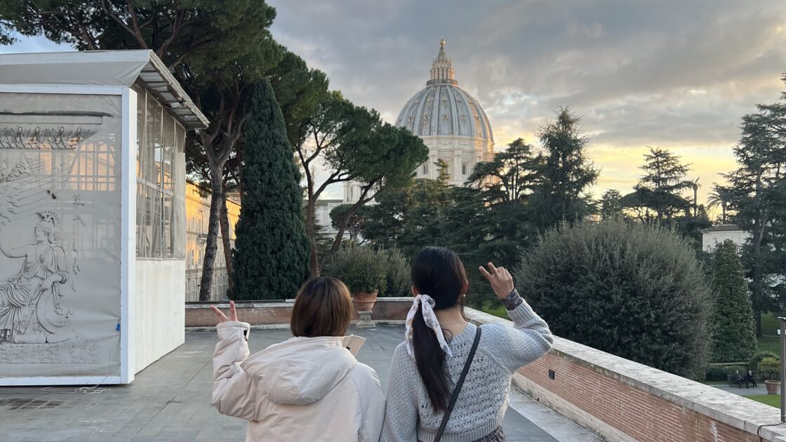 イタリアの首都ローマにあるヴァチカン市国の外で撮ったツーショット