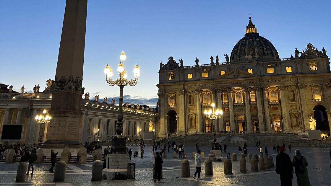 イタリアの首都ローマにあるヴァチカン市国の外で撮った夜景