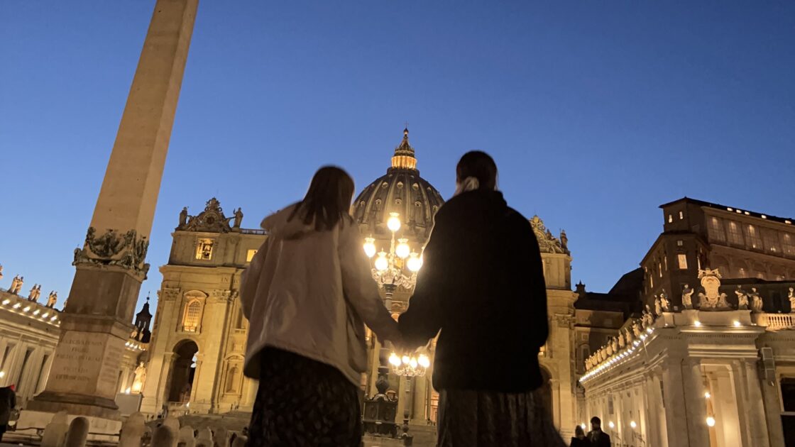 イタリアの首都ローマにあるヴァチカン市国の外で撮った友人とのツーショット