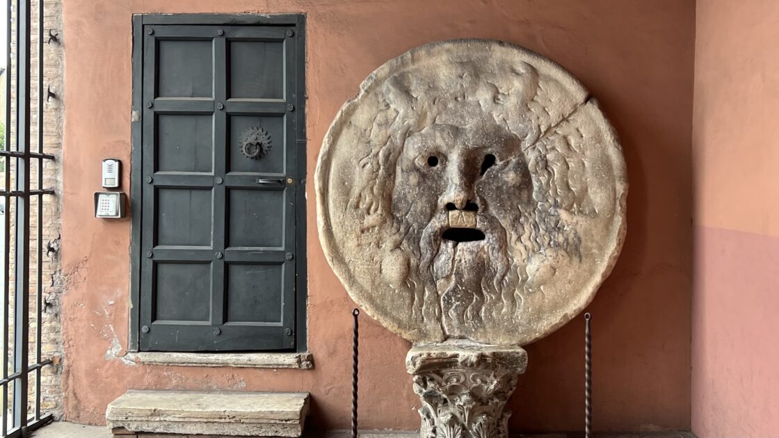 イタリアの首都ローマの真実の口