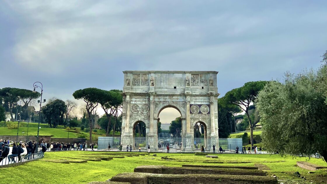 イタリアの首都ローマの凱旋門