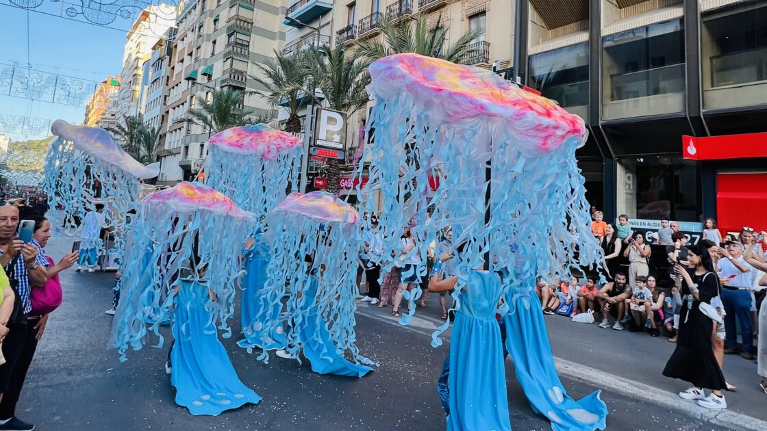 スペインの地方都市アリカンテの火祭りのパレード