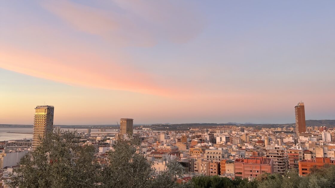 スペインの地方都市アリカンテのサンタバルバラ城からみた夕焼け