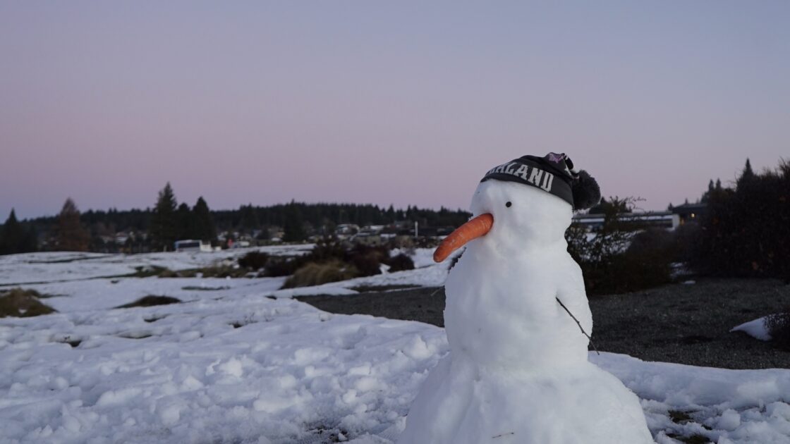 ニュージーランドの南島にあるテカポ湖の雪だるまと夕焼け