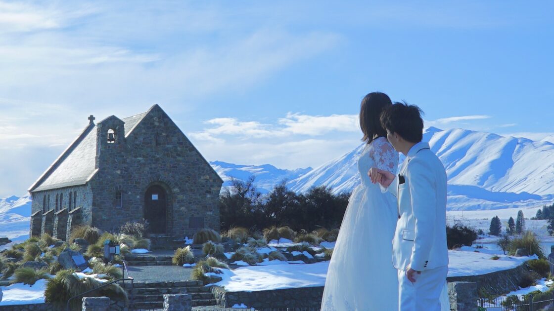 ニュージーランドの南島にあるテカポ湖と善き羊飼いの教会と雪とウェディングフォトとはるカタルーニャ