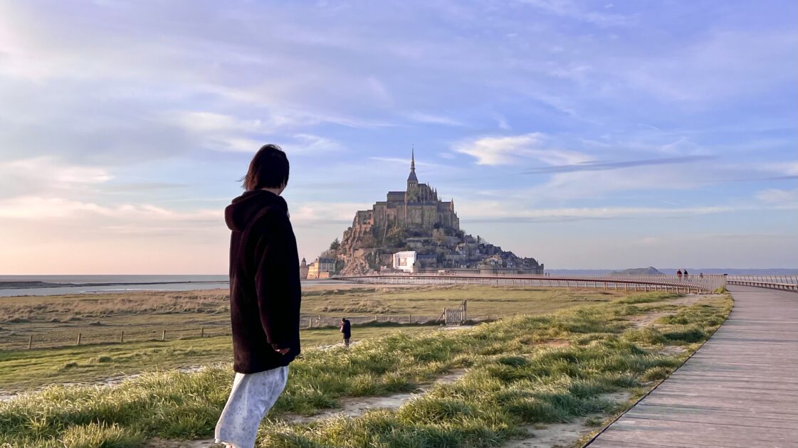 フランスのモン・サン・ミシェルを望む夕方の写真