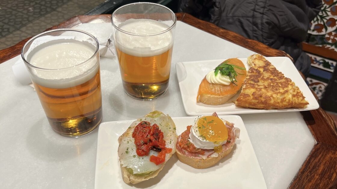 スペイン北部バスク地方美食の街ビルバオのバルでのタパスとビール