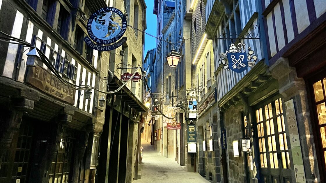 フランスのモン・サン・ミシェルと夜景と街並み