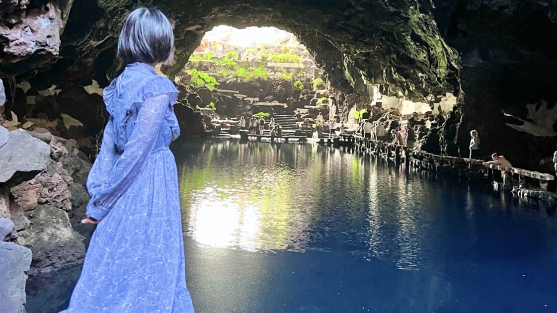 カナリア諸島のランサローテ島の盲目のエビが住む洞窟とはるカタルーニャ