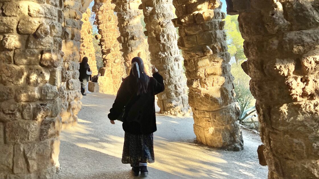 スペインのカタルーニャ地方バルセロナのグエル公園とはるカタルーニャ