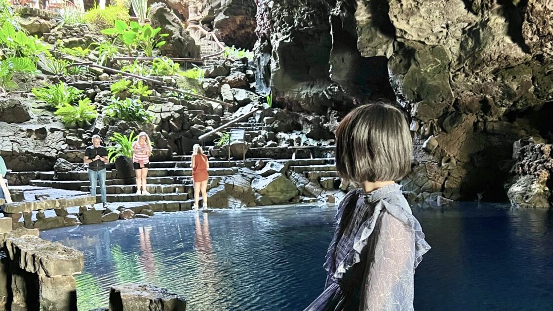 カナリア諸島のランサローテ島の盲目のエビが住む洞窟とはるカタルーニャ