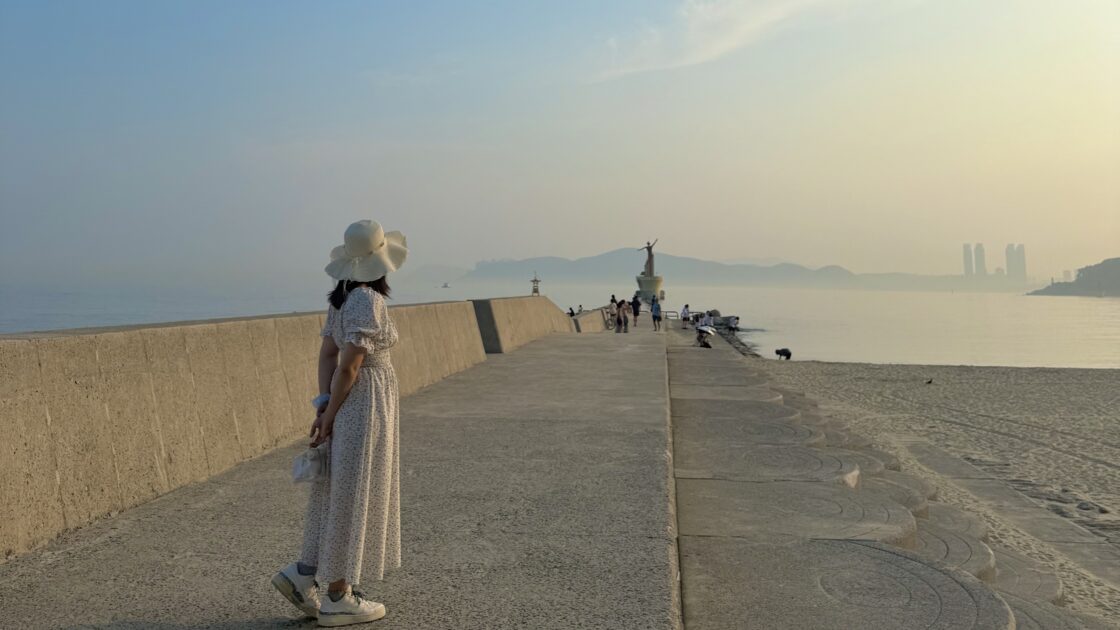韓国の釜山の海雲台の海岸とはるカタルーニャ