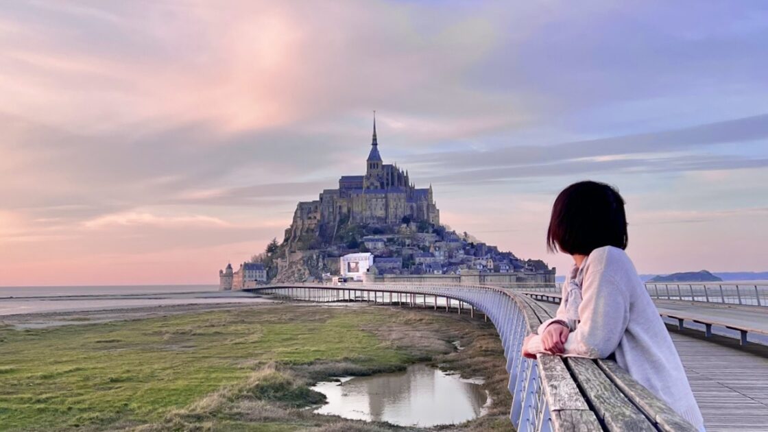 フランスのモン・サン・ミシェルを望む夕方の写真
