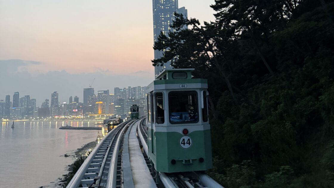 韓国の釜山の海雲台のカプセル列車と夕焼け