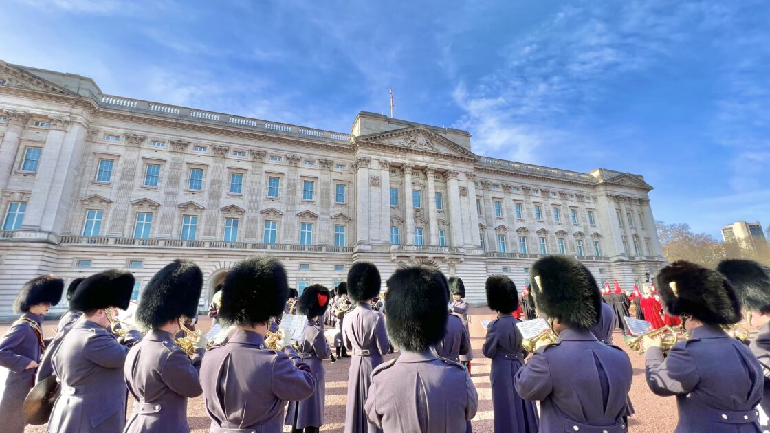 イギリスの首都ロンドンのバッキンガム宮殿と衛兵交代