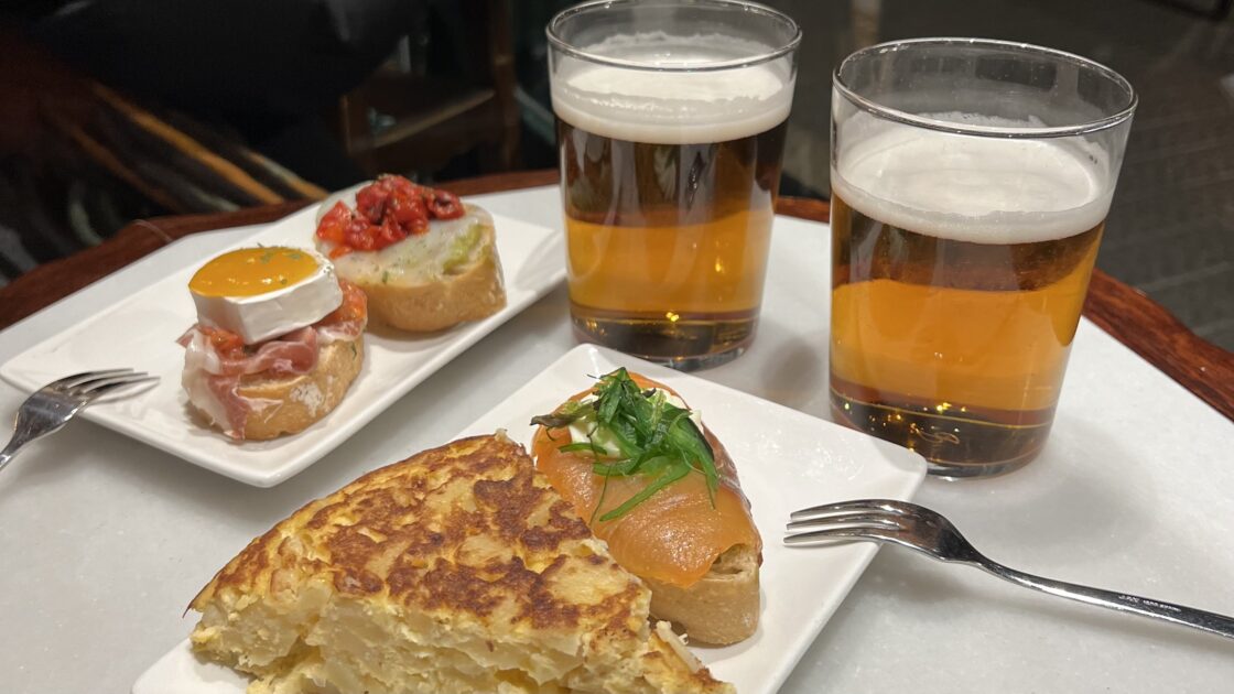 スペイン北部バスク地方美食の街ビルバオのバルでのタパスとビール