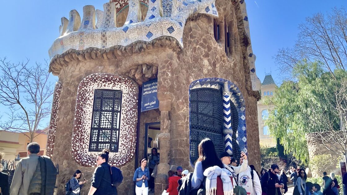 スペインのカタルーニャ地方バルセロナのグエル公園とはるカタルーニャ