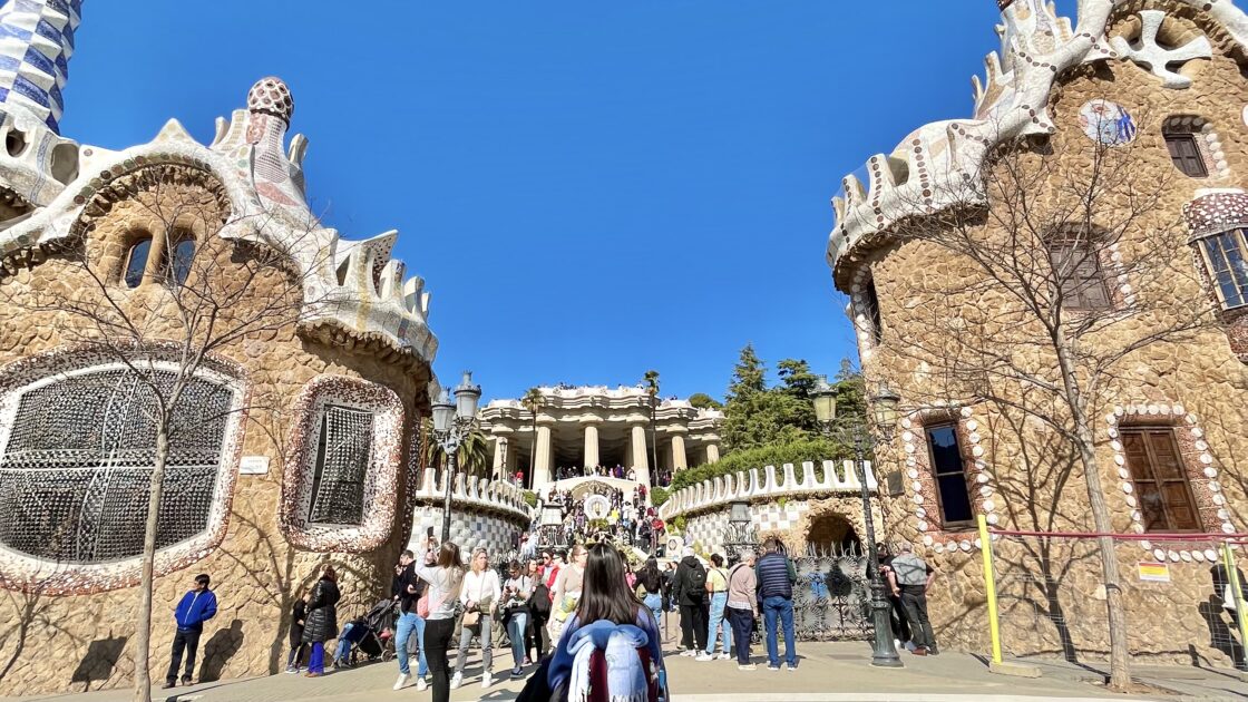 スペインのカタルーニャ地方バルセロナのグエル公園とはるカタルーニャ