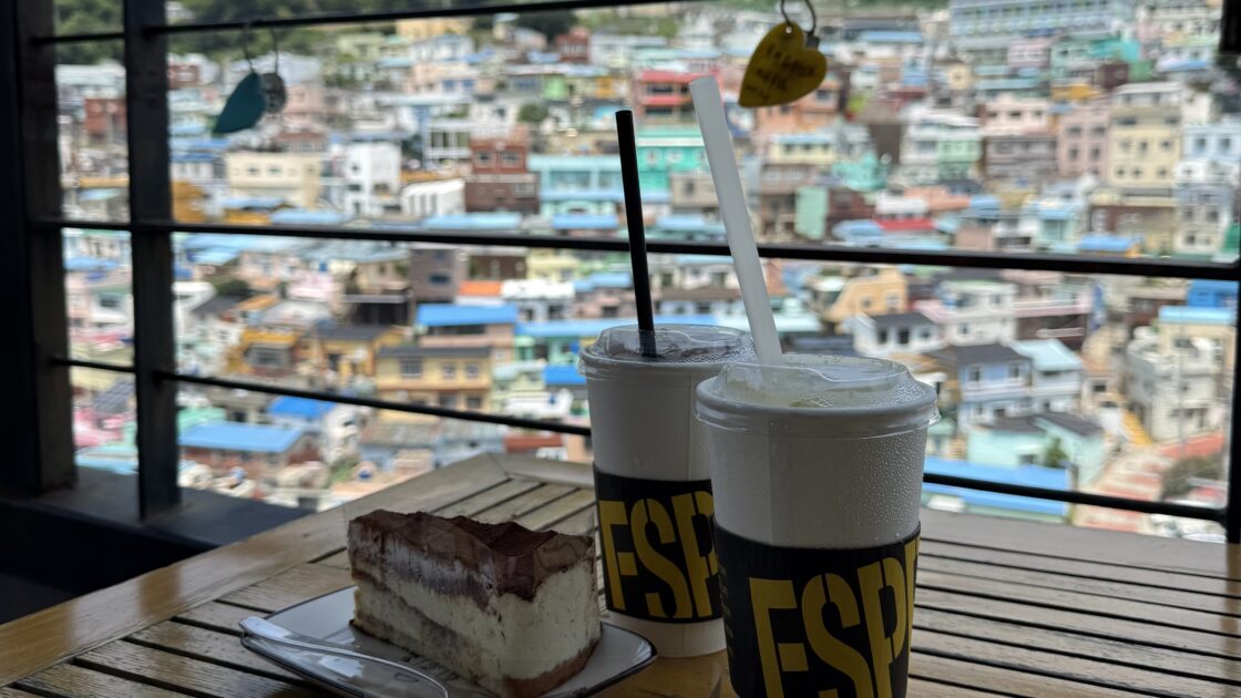 韓国の釜山の甘川文化村のマチュピチュとケーキ