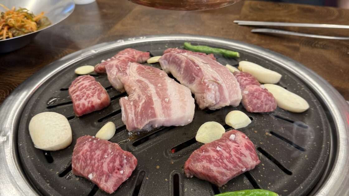 韓国の釜山のサムギョプサル