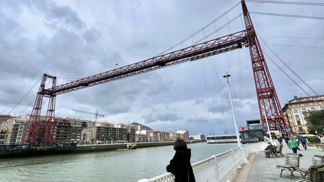 スペイン北部バスク地方美食の街ビルバオの街並みとビスカヤ橋