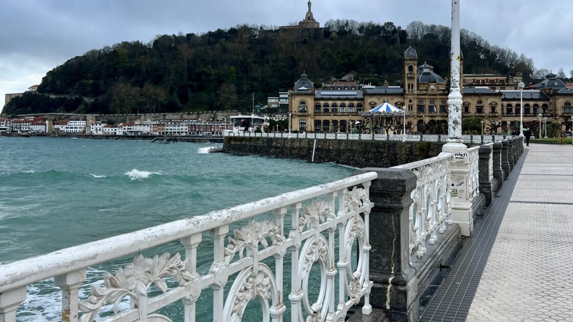 スペインのバスク地方の美食の街サンセバスティアンの街並みと荒れた海