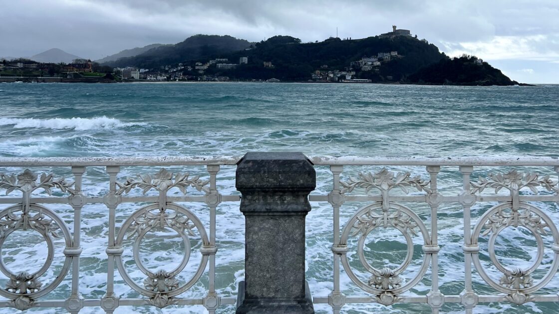 スペインのバスク地方の美食の街サンセバスティアンの街並みと荒れた海