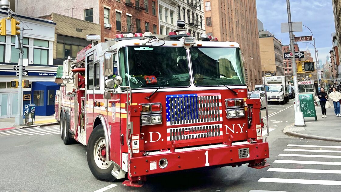 アメリカ合衆国のニューヨークの街並みと消防車