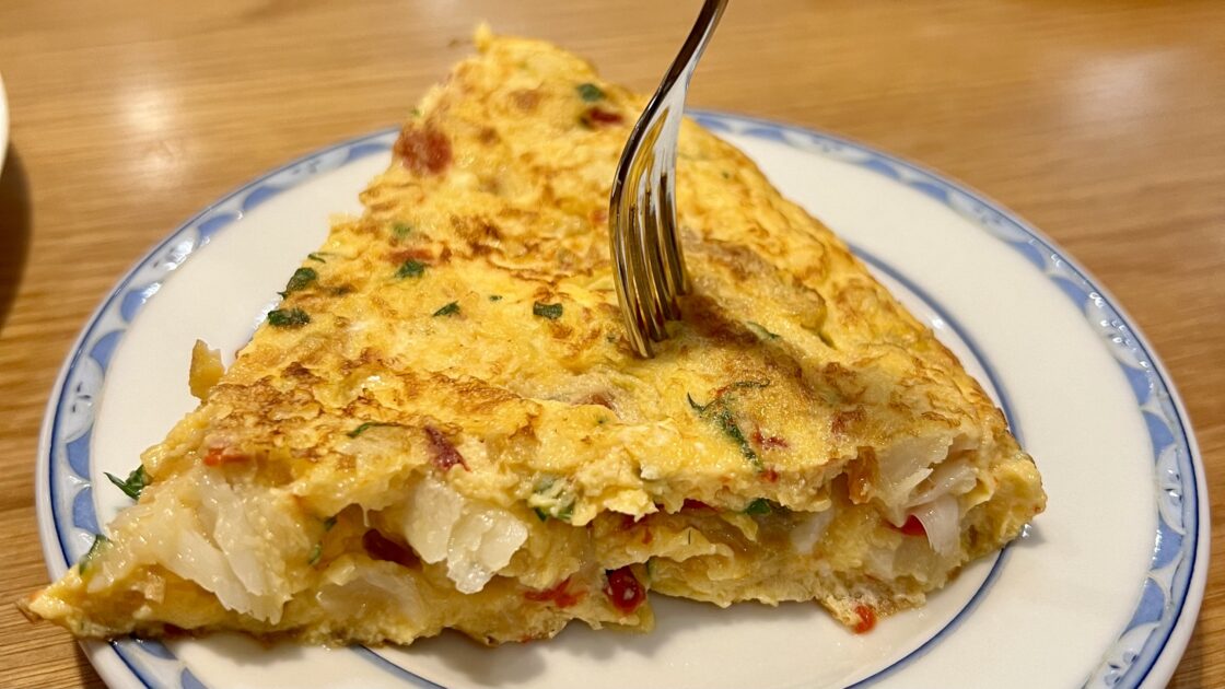 スペインのバスク地方の美食の街サンセバスティアンのバルで食べたタラのトルティージャデパタタ