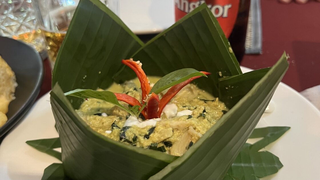 カンボジアのシェムリアップにある世界遺産アンコールワットエリアで食べたライギョの蒸し料理