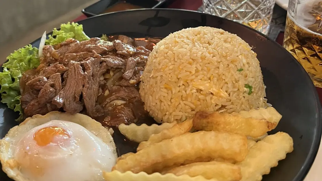 カンボジアのシェムリアップにある世界遺産アンコールワットエリアで食べた伝統料理