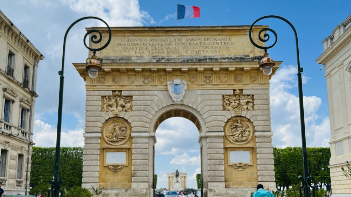 フランス南部の街モンペリエのPromenade du Peyrouの凱旋門