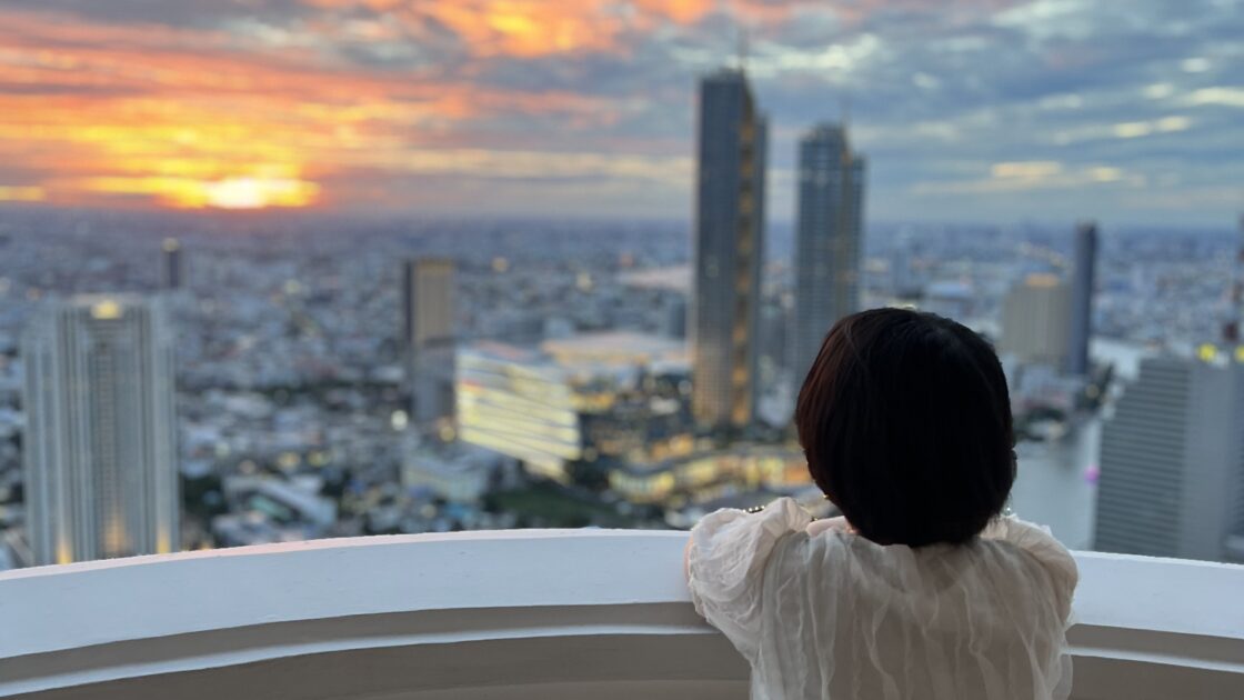タイの首都バンコクで宿泊したルブアアットステートタワーの部屋からの夜景とはるカタルーニャ