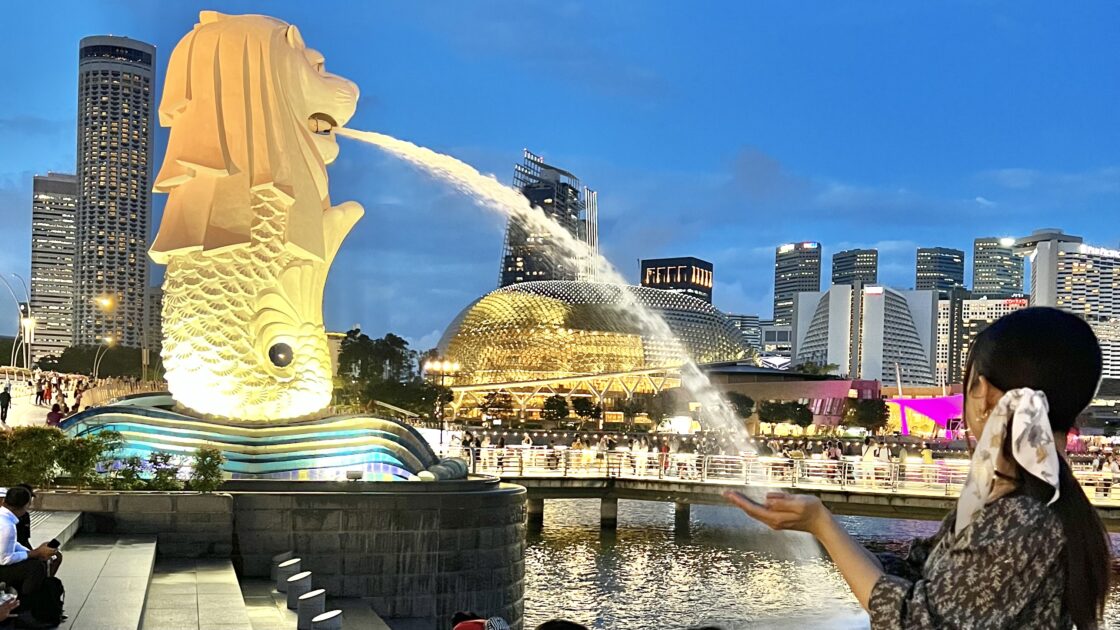 シンガポールのマーライオンとはるカタルーニャと夜景
