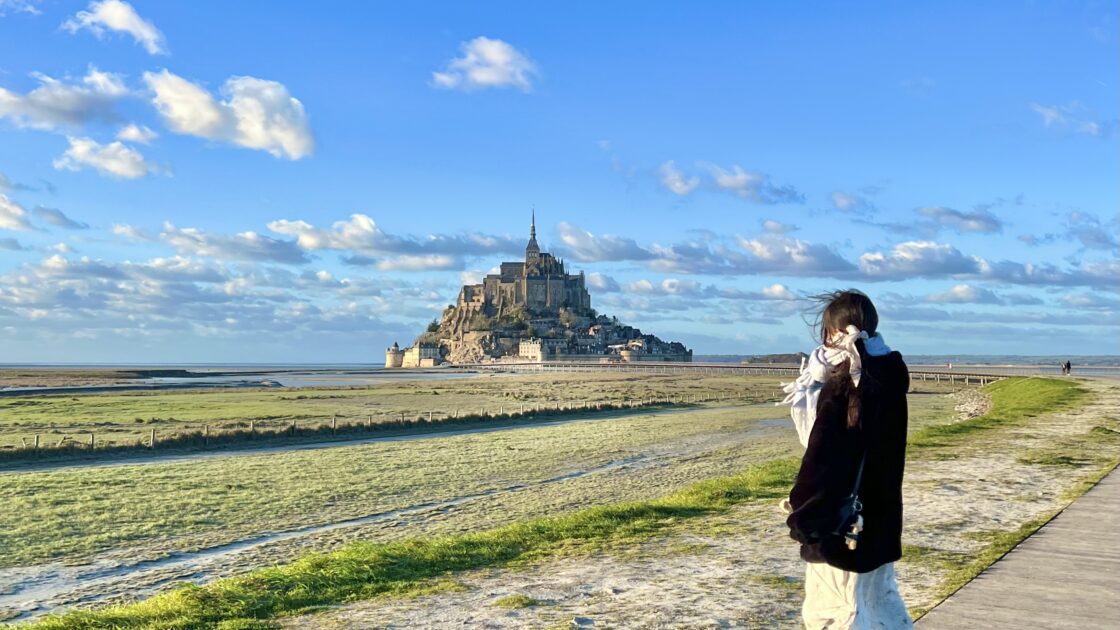 フランスのモン・サン・ミシェルを望む写真
