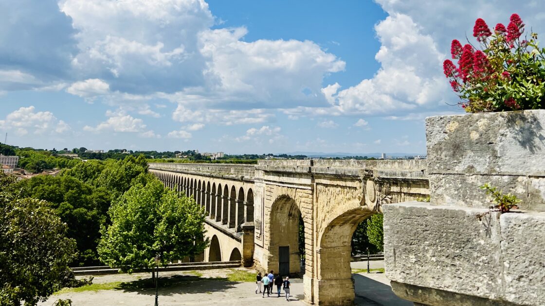 フランス南部の街モンペリエのPromenade du Peyrouの水道橋