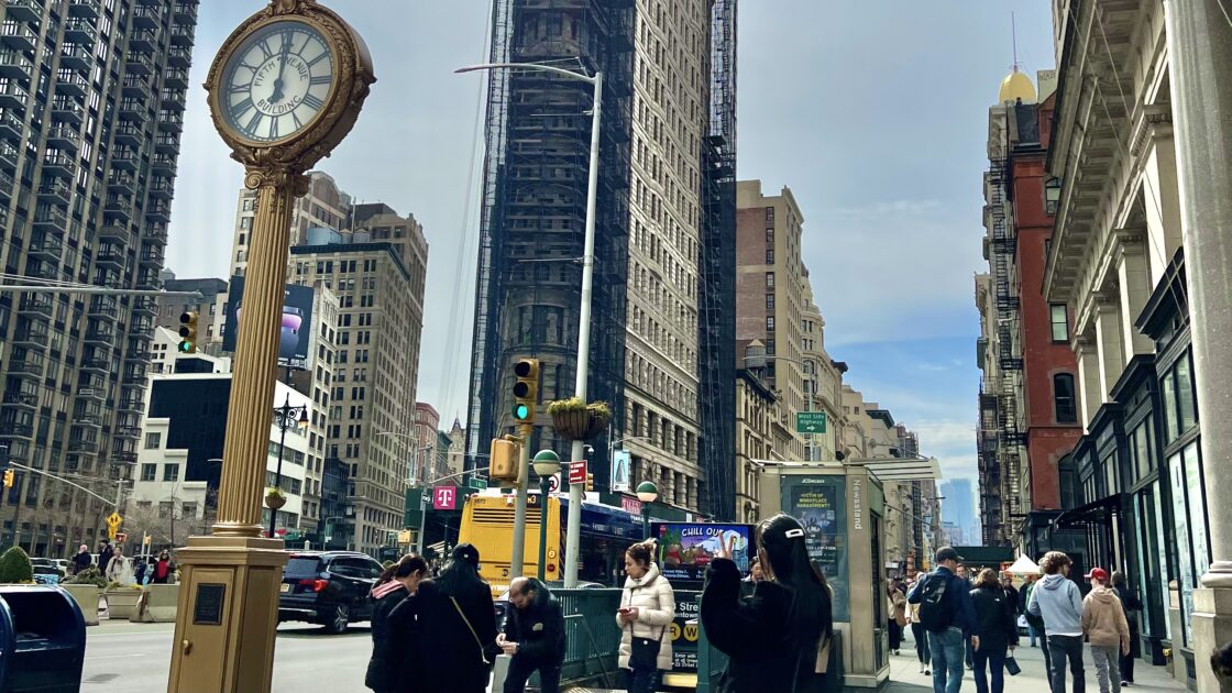 アメリカ合衆国のニューヨークの街並みとフラットアイアンビルディング