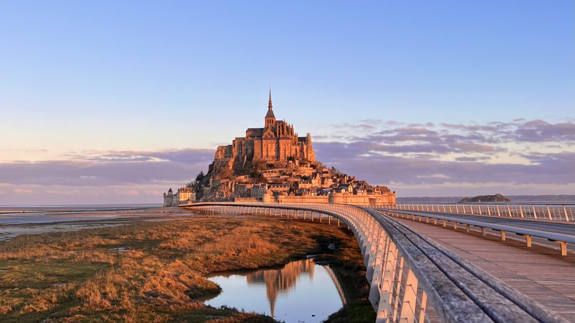 フランスのモン・サン・ミシェルを望む夕方の写真