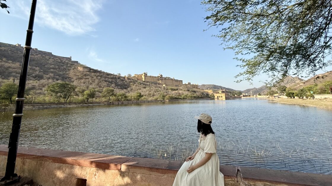 インドのジャイプールのアンベール城とはるカタルーニャ