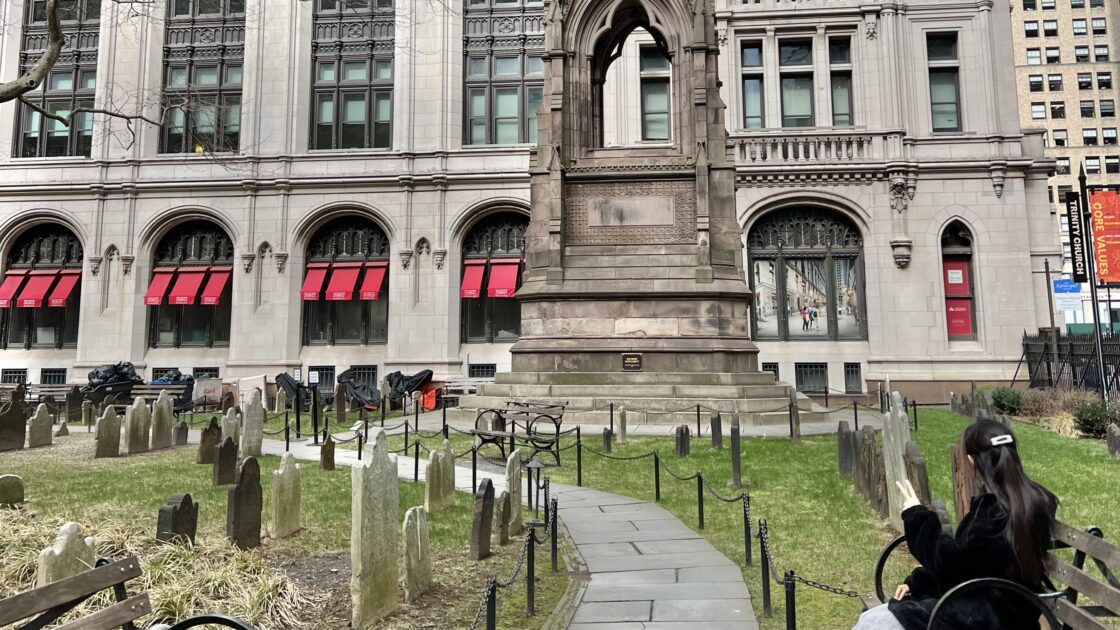 アメリカ合衆国のニューヨークの街並みとトリニティ教会