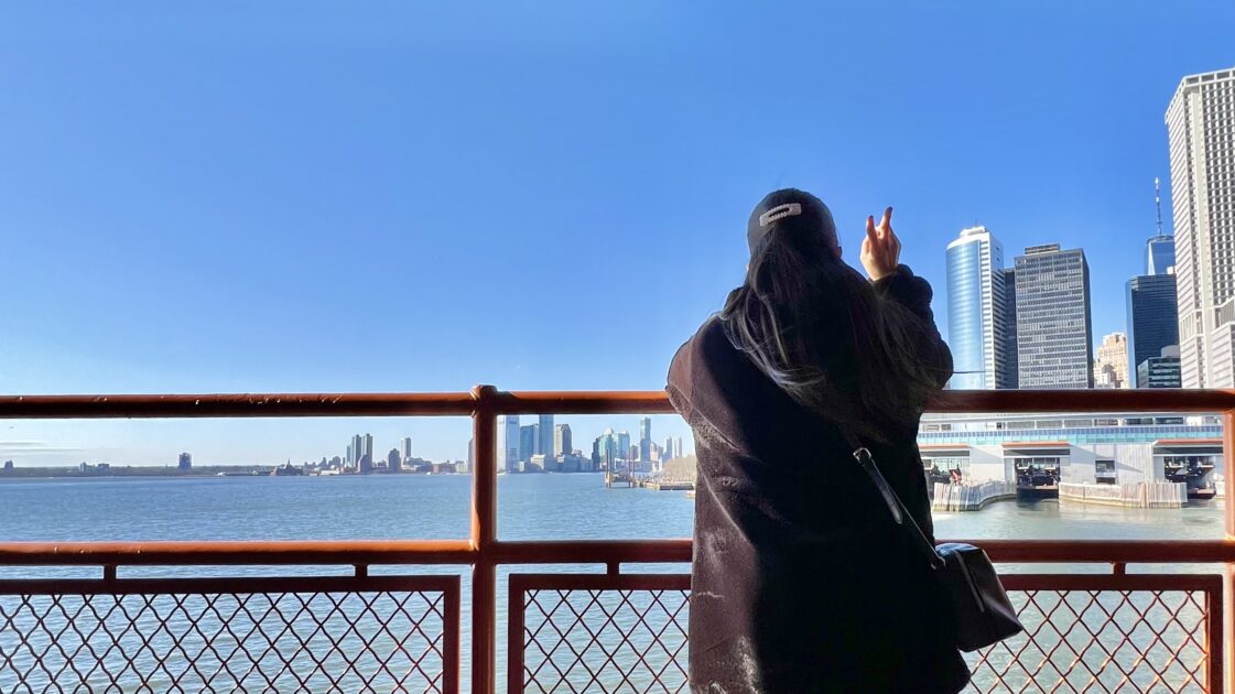 アメリカ合衆国のニューヨークの街並みと船