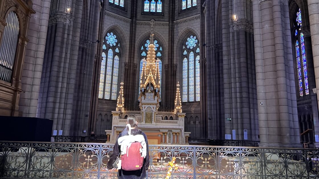 フランスのレンヌの大聖堂のステンドグラス
