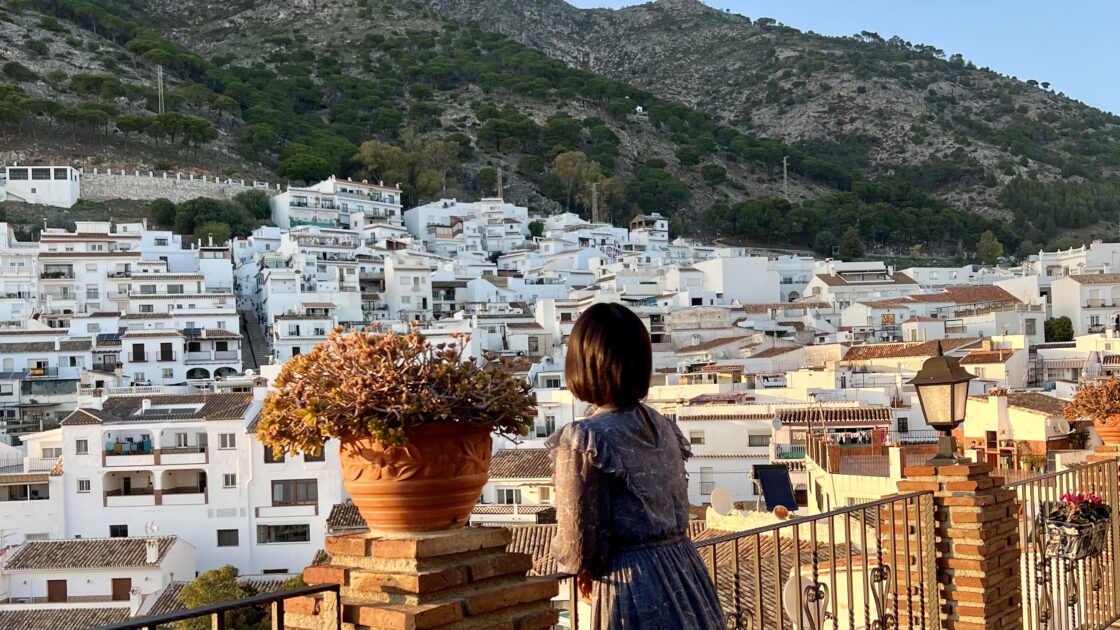 スペイン南部のアンダルシア地方にある白い街ミハスの街並みの絶景とはるカタルーニャ