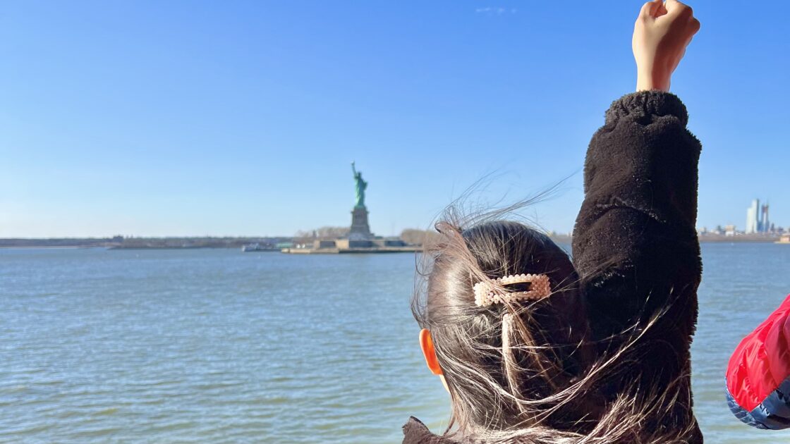 アメリカ合衆国のニューヨークの街並みと自由の女神