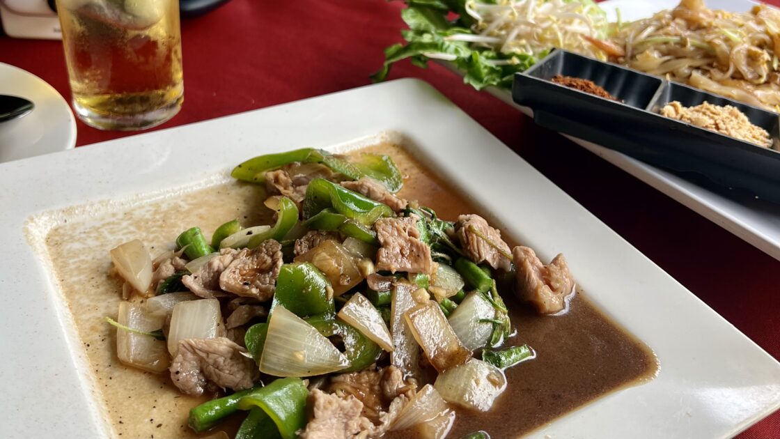 ラオスの首都ヴィエンチャンのLao Derm Som Ngum Restaurantの料理