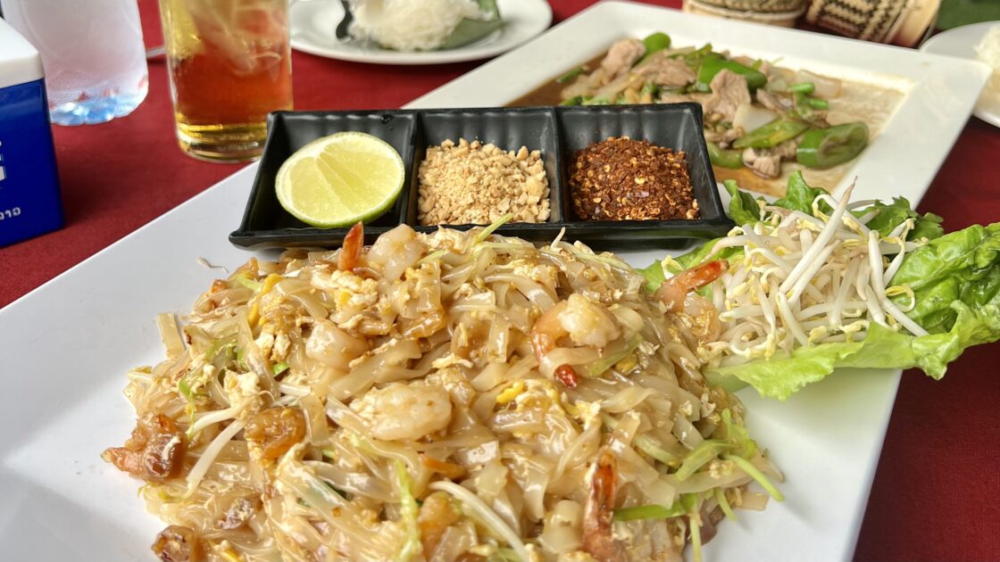 ラオスの首都ヴィエンチャンのLao Derm Som Ngum Restaurantの料理